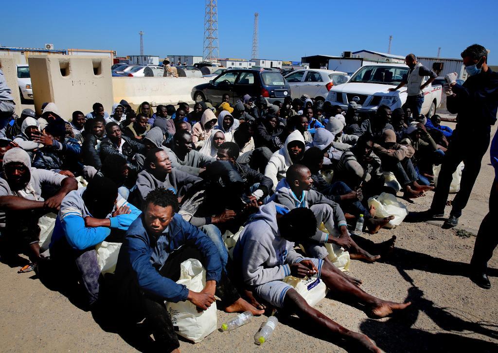 Migranter som räddats efter att deras båt sjunkit utanför Libyens huvudstad Tripoli i april. (Foto: Mohame Ben Khalifa /AP/TT-arkivbild)