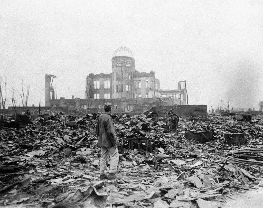 
Resterna av det som en gång var en biograf i Hiroshima i Japan. Fotot är taget en dryg månad efter att USA fällde den första atombomben över staden den 6 augusti 1945. (Foto: Stanley Troutman /AP/TT-arkivbild)