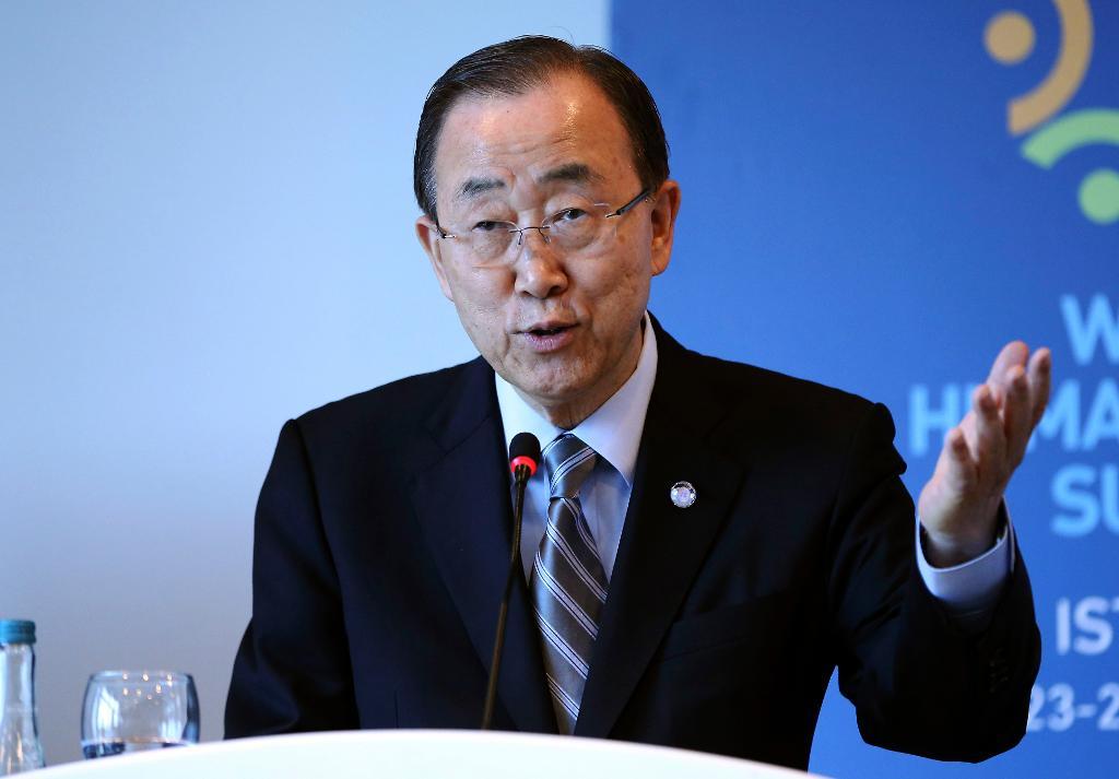 FN:s generalsekreterare Ban Ki-Moon pratar om flyktingsituationen på FN:s humanitära toppmöte i Istanbul. (Foto: Isa Terli/AP/TT)