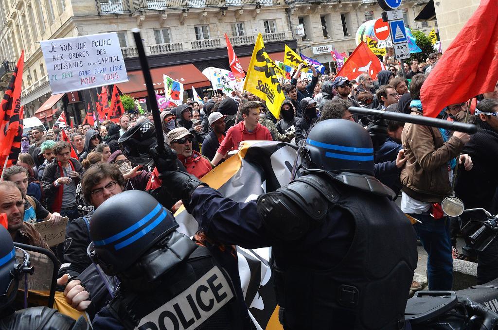 
Det blev sammandrabbningar mellan demonstranter och polis i Paris på torsdagen. (Foto: Georges Gobet /AFP/TT)