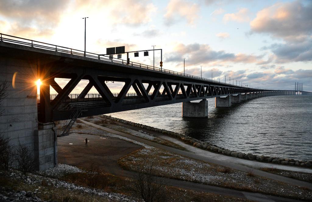 Fem asylsökande har lyckats ta sig den livsfarliga vägen från Danmark till Sverige över Öresundsbron. (Foto: Johan Nilsson /TT-arkivbild)