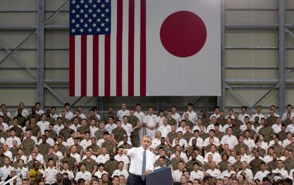 USA:s president Barack Obama talar till soldater på marinkårsbasen i Iwakuni i Japan inför sitt historiska besök i Hiroshima, där USA fällde världens första atombomb i krig 1945. (Foto: Carolyn Kaster /AP/TT)