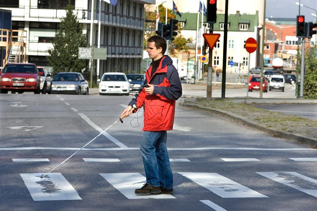 En lasernavigator som förmedlar riktning och avstånd ska komplettera den så kallade vita käppen har tagits fram vid Luleå universitet. (Foto: Stig-Åke Jönsson / TT/arkivbild)