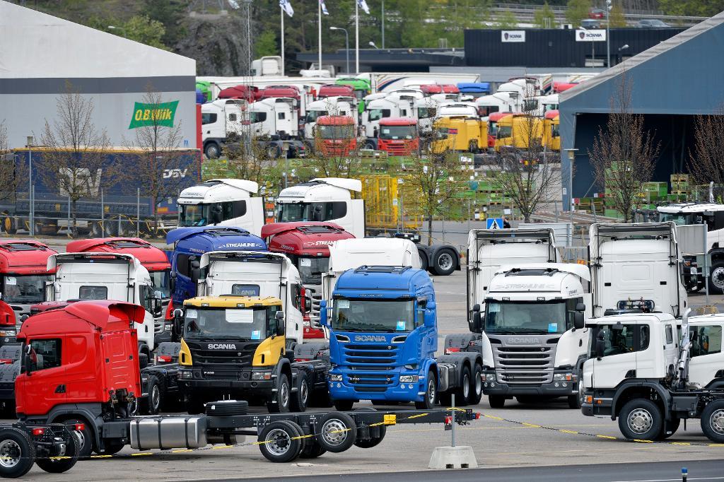 Scania och Volvo misstänks för att ha medverkat i lastbilskartell 1997-2011. (Foto: Anders Wiklund / TT-arkivbild)