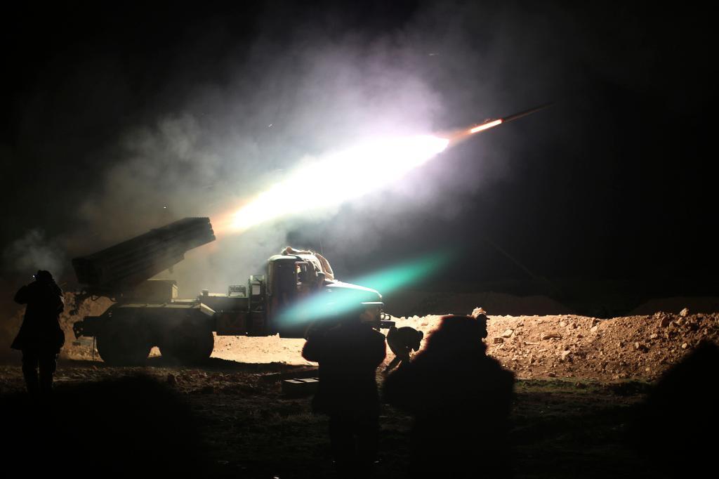 Syriska armésoldater avfyrar raketeld mot IS-positioner i al-Raqqa-provinsen under en offensiv i februari. (Foto: Alexander Kots/arkivbild)