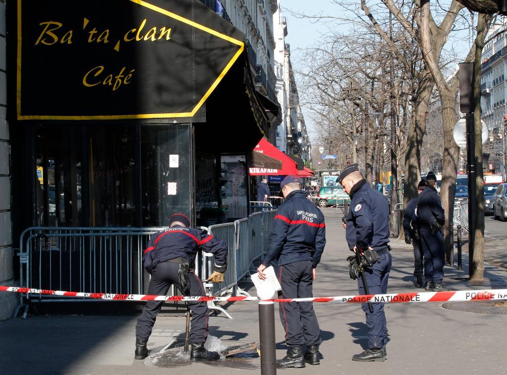 Polis rekonstruerar händelseförloppet vid terrorattackerna i Paris i november i fjol. USA:s utrikesdepartement utfärdade på tisdagen varningar om risken för nya terrordåd i Europa i sommar. (Foto: Michel Euler/AP/TT)
