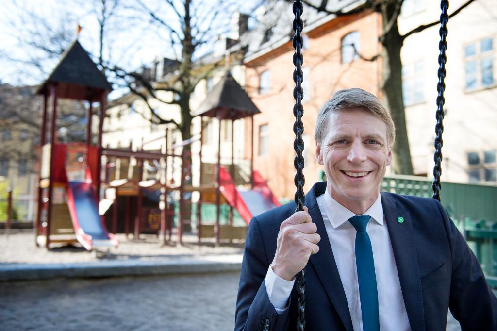 Finansmarknadsminister Per Bolund (MP) lanserar mer pengar till utemiljöer, som lekplatser, i utsatta områden. (Foto: Jessica Gow/TT)