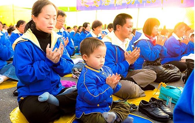 Falungong-utövare mediterar i New York, 25 april 2013. Utövare av den förföljda andliga metoden ser nu framåt mot ett Kina utan kommunistpartiet. (Foto: Samira Bouaou/Epoch Times)