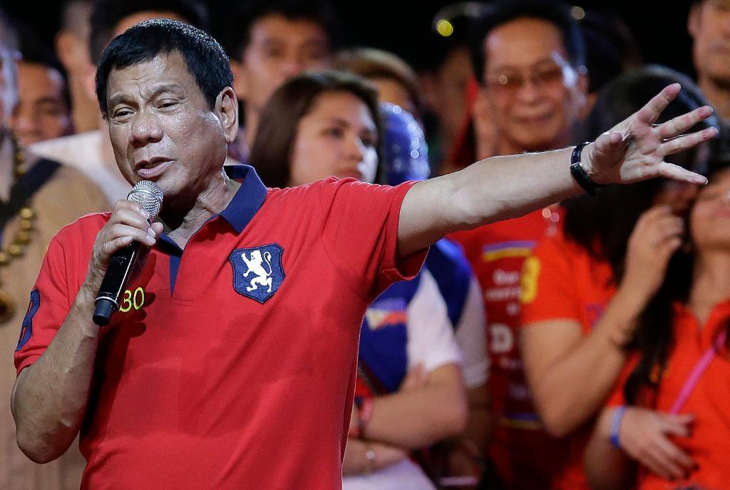 Presidentkandidaten Rodrigo Duterte talade på lördagen inför en halv miljon människor i Filippinernas huvudstad Manila inför valet i morgon. (Foto: Aaron Favila)
