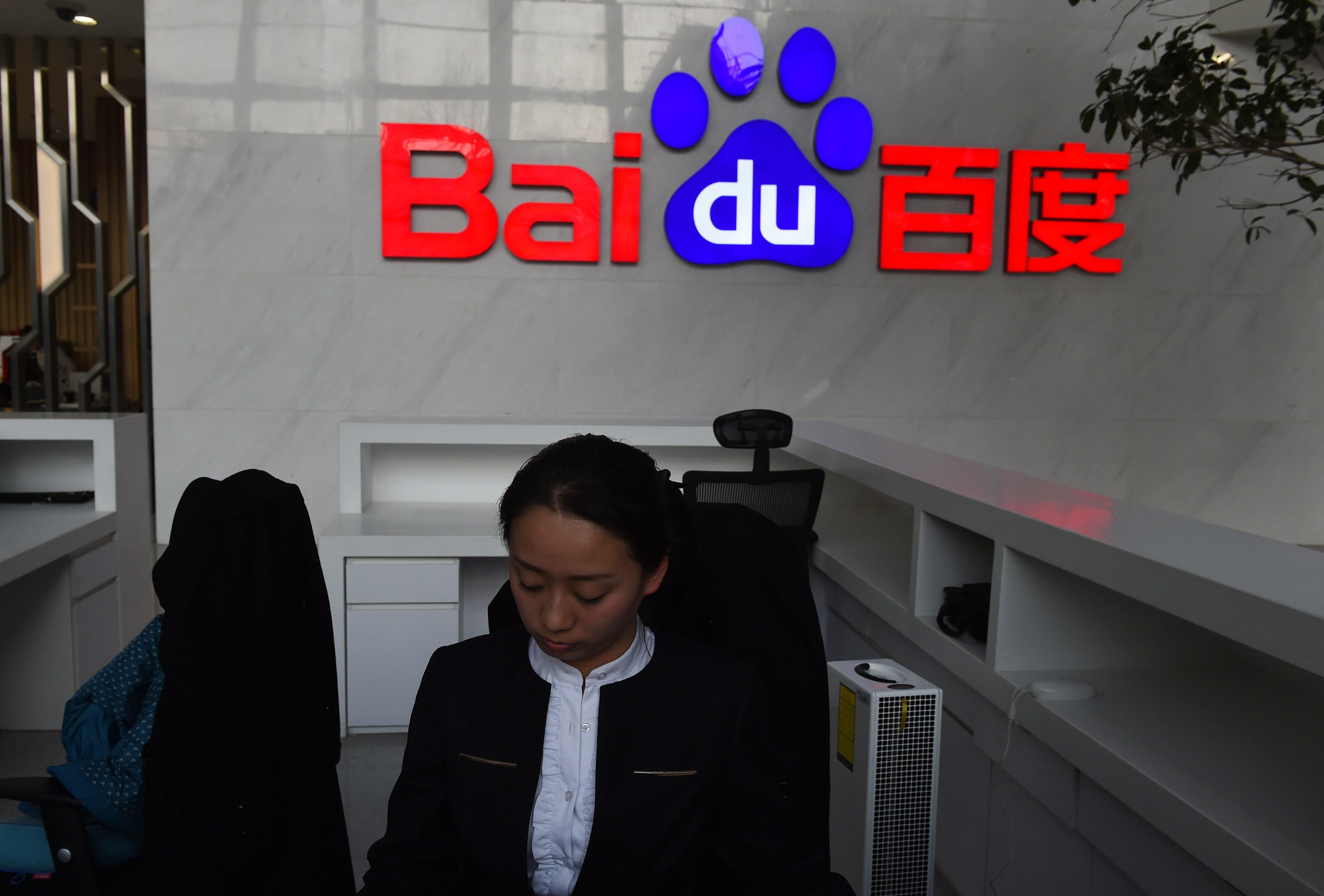 En receptionist i Baidus forsknings- och utvecklingscenter i Peking. Sökmotorsjätten har nu hamnat i blåsväder efter ett uppmärksammat fall där en ung man dött efter att felaktig information toppat sökningar på Baidu. (Foto:Greg Baker/AFP/Getty Images)