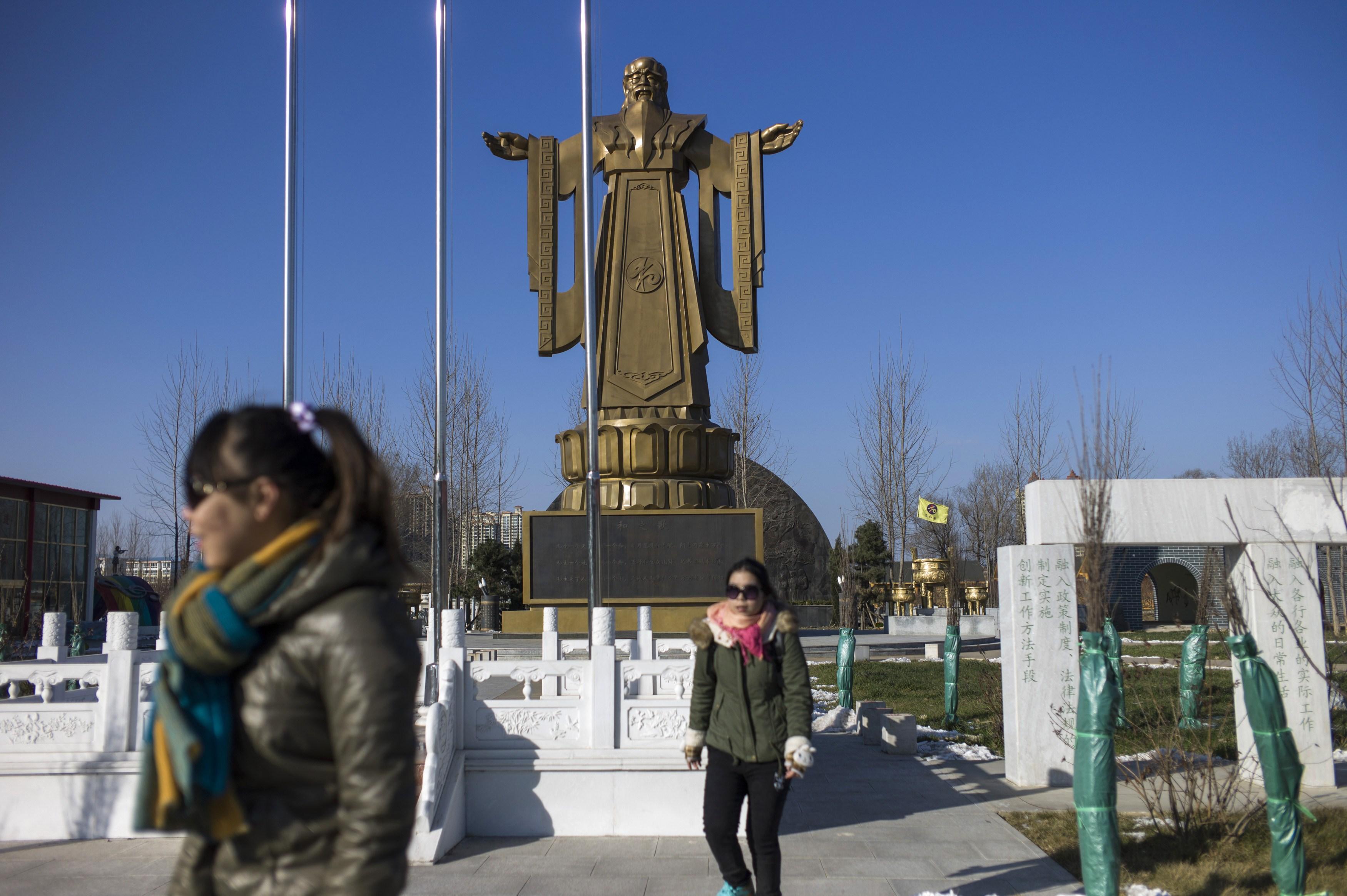 Staty av Konfucius i badorten Beidaihe i Hebeiprovinsen. Kinesiska kommunistpartiet använder gärna den traditionella kulturen för att försöka förändra västländers negativa attityd till landet. Nu planeras ett kulturcentrum i Stockholm.  (Foto: Fred Dufour/AFP/Getty Images)