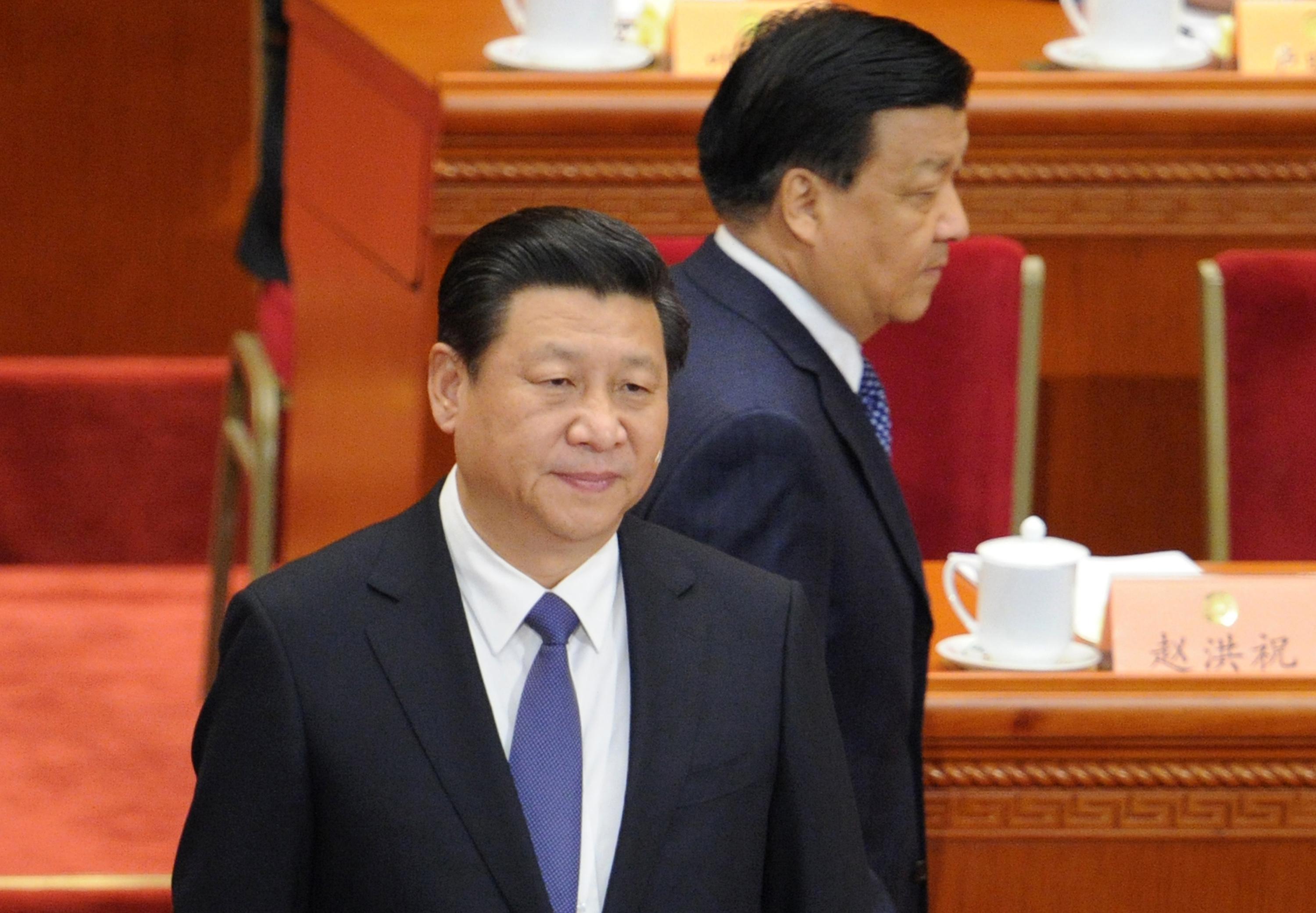 Liu Yunshan, Kinas propagandachef, går förbi bakom ryggen på president och partiledare Xi Jinping. (Foto: Wang Zhao/AFP/Getty Images)