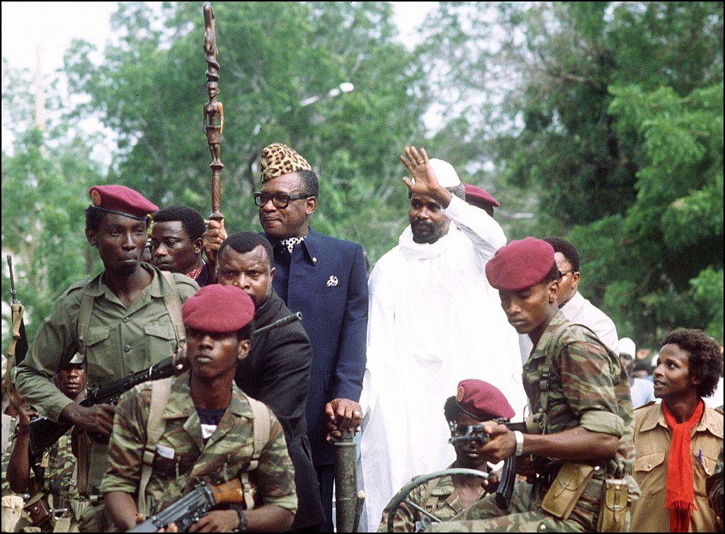 Bild från 1983 på Tchads förre president Hissene Habré (i vitt) och Zaires förre president Mobutu Sese Seko, då Mobutu kom till N'djamena. (Foto: Joel Robine /AFP/Getty Images)