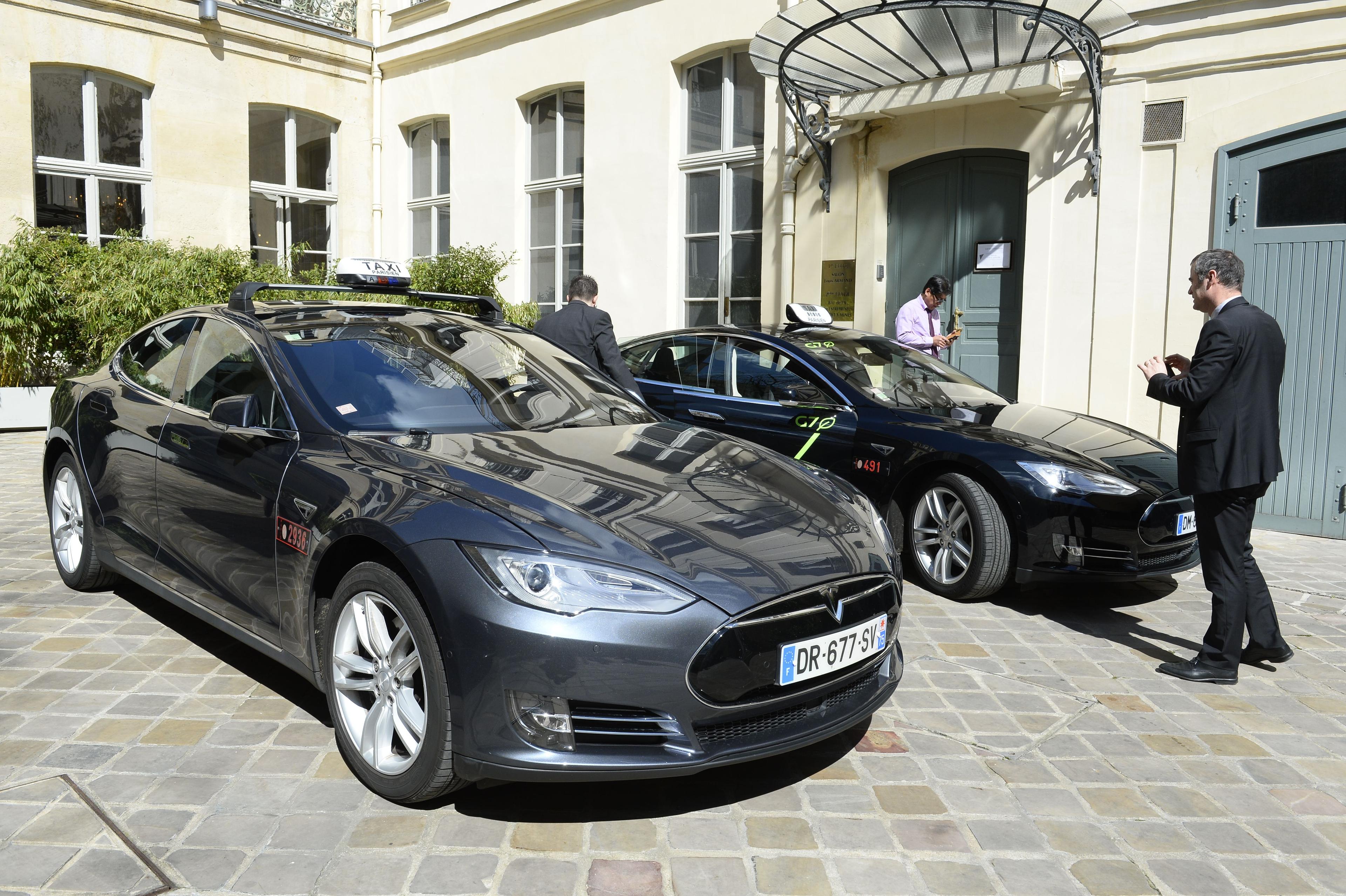 Elektriska Tesla-bilar om ska användas som taxibilar presenteras i Paris. Det litium som finns i bland annat elbilars batterier blir nu allt mer eftersökt internationellt. (Foto: Bertrand Guay/AFP/Getty Images)