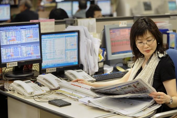 Kinas ekonomi och det troliga kapitalutflödet har åter kommit i blickpunkten för analytiker och mäklare. Bilden från ett lokalt mäklarkontor i Hongkong. (Foto: Mike Clarke/AFP/Getty Images)