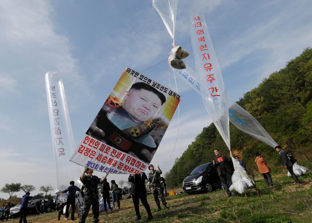 Nordkoreanska avhoppare släpper upp luftballonger med flygblad nära gränsen mellan Syd- och Nordkorea i slutet av april. "Avsluta tre generationer av diktatorer", står det på affischen. Arkivbild. (Foto: Ahn Young-joon/AP/TT)