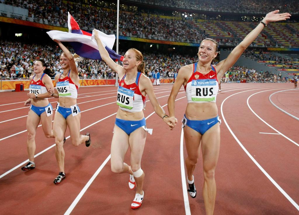 Det ryska laget på 4x100 meter kan bli av med OS-guldet från Peking-OS sedan Julia Tjermosjanskaja, till höger, visat sig vara dopad.
(Foto: Thomas Kienzle/AP/TT)