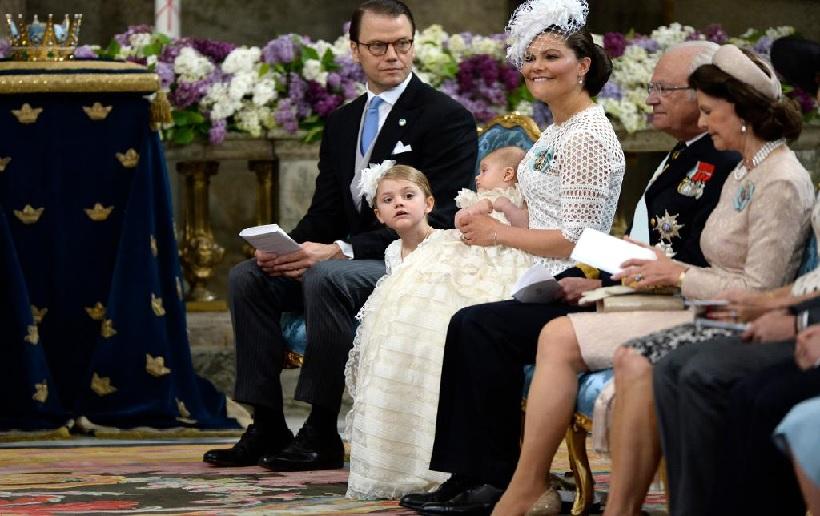 Prins Daniel, prinsessan Estelle, kronprinsessan Victoria med prins Oscar, Kung Carl Gustaf och drottning Silvia under prins Oscars dop i slottskyrkan på Stockholms slott på fredagen. (Foto: Pontus Lundahl/TT)
