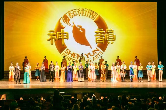 Shen Yun Performing Arts inrop efter föreställningen på Kennedy Center Opera House, Washington, USA den 21 februari, 2016. (Foto: Lisa Fan / Epoch Times)