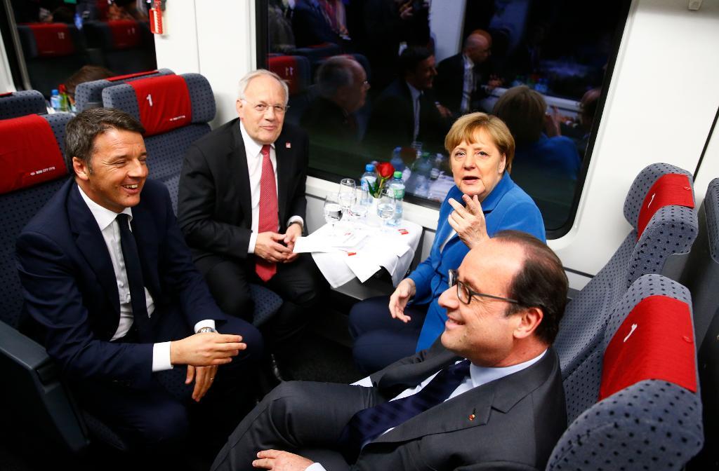 Italiens premiärminister Matteo Renzi, Schweiz förbundspresident Johann Schneider-Ammann, Frankrikes president François Hollande och Tysklands förbundskansler Angela Merckel invigde tågtunneln. (Foto: Ruben Sprich/AP/TT)
