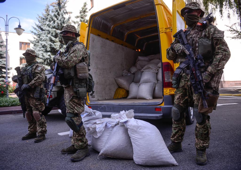Polisen visar upp ett beslag av 2,5 ton bärnsten som gjordes i Rivne-regionen i augusti, med ett värde på över 24 miljoner kronor. (Foto: Andrew Kravchenko/AP/TT)