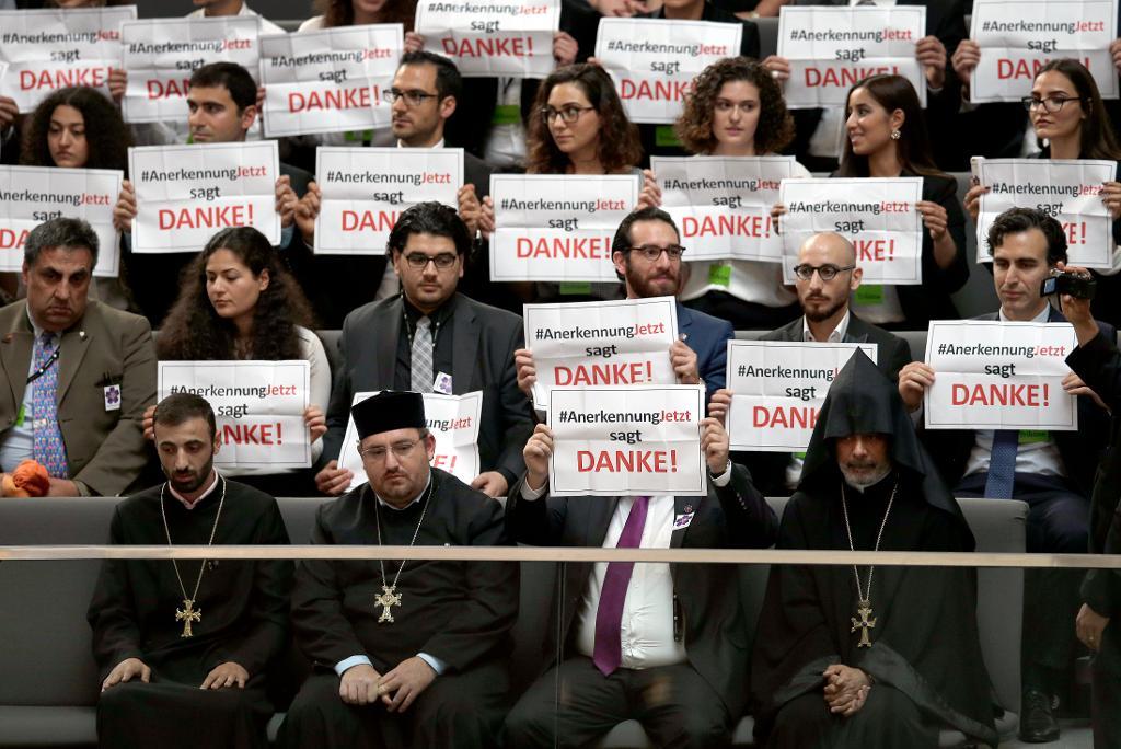 Beslutet i förbundsdagen att erkänna folkmordet mot armenier applåderades av flera grupper, men ledde till att Turkiet kallade hem sin ambassadör från Berlin. (Foto: Michael Sohn/AP/TT)
