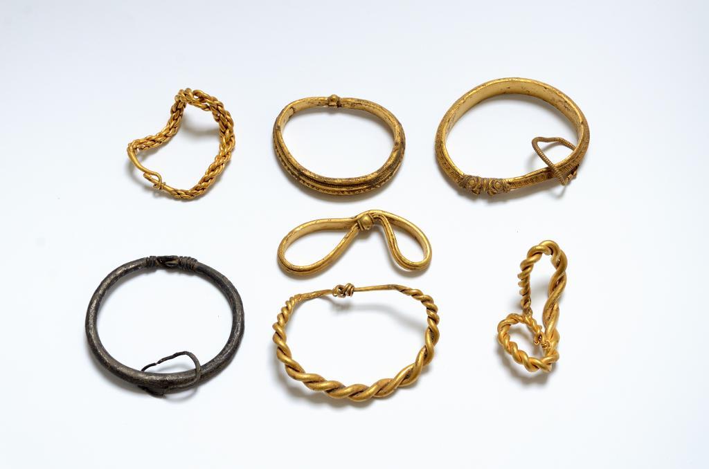 Armringarna som hittades. Ringen längst ner till vänster är i silver, de andra i guld. (Foto: Nick Schaadt, Museet på Sønderskov/TT)