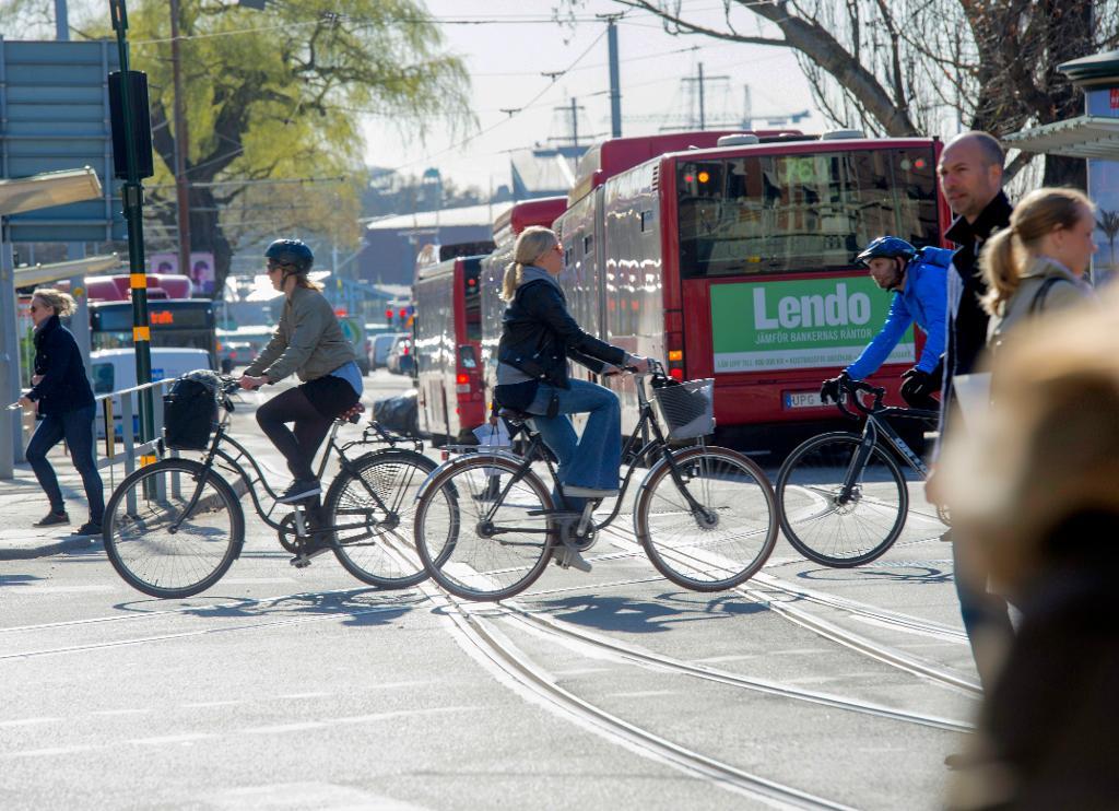 
Fler som bor i städer behöver gå, cykla eller ta bussen till jobbet om utsläppen av växthusgaser ska minska, enligt politikerna i Klimatmålsberedningen. (Foto: Fredrik Sandberg /TT)