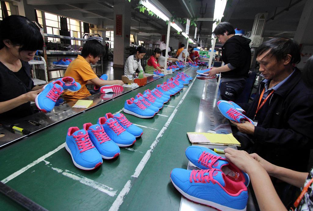 
Arbetare på en skofabrik i Kina där majoriteten av världens skoproduktion finns. Närmare 90 procent av den globala skoproduktionen sker i Asien. (Foto: AP/TT-arkivbild)