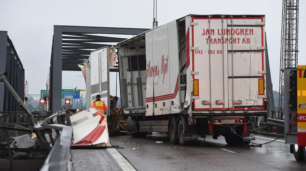 Två personer har skadats vid en trafikolycka på E4 på Södertäljebron och vägen är helt avspärrad söderut. (Foto: Pontus Stenberg/TT)
