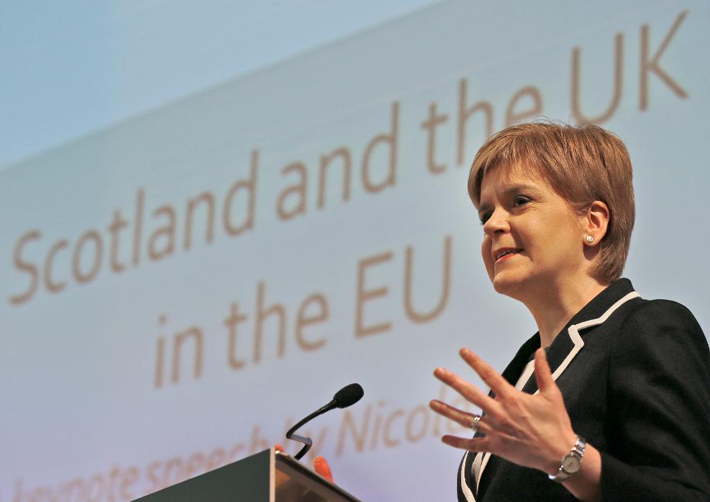 Nicola Sturgeon säger att hon kommer göra allt i sin makt för att hålla Skottland kvar i EU och öppnar för en ny folkomröstning om självständighet. (Foto: Frank Augstein/AP/TT)