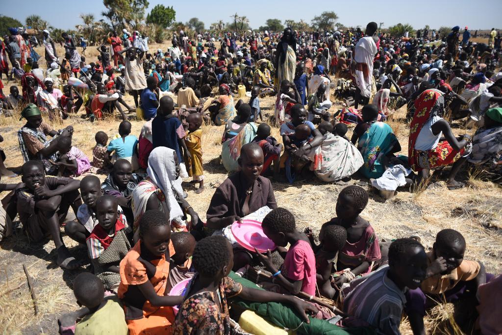 Flera FN-organ varnar för en svältkatastrof i Sydsudan. Bilden visar hur behövande i det krigshärjade landet i fjol fick hjälp med livsmedel av Internationella rödakorskommittén. (Foto: Jason Patinkin /TT/AP-arkivbild)