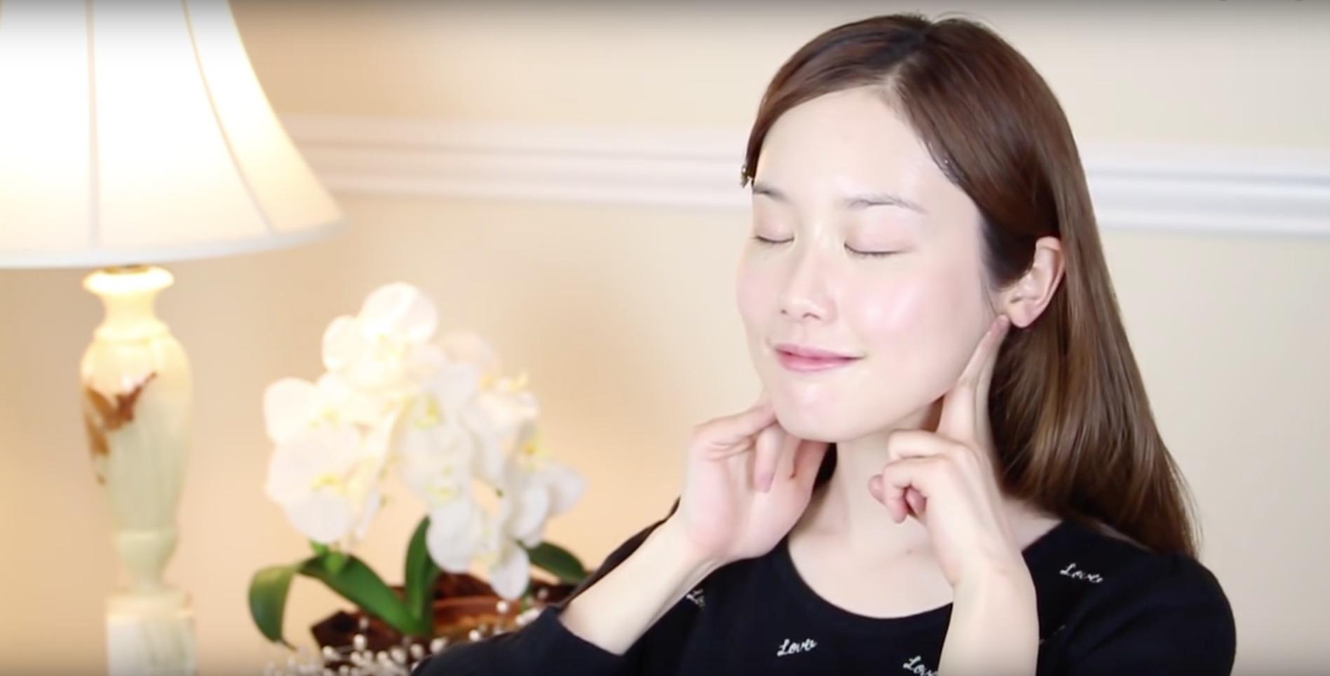 Ansiktsmassage kan framhäva konturerna kring kindben och käkben och göra ditt ansikte smalare. (Foto: Melodee Morita/How to  Get a Slimmer Face in 3 Minutes!)