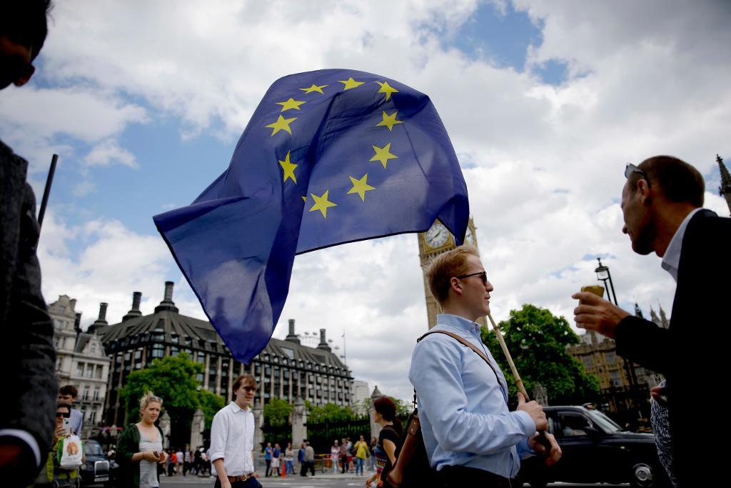 Omkring 700 000 britter har skrivit på ett krav på en andra folkomröstning om EU-medlemskapet. Arkivbild. (Foto: Matt Dunham/AP/TT)