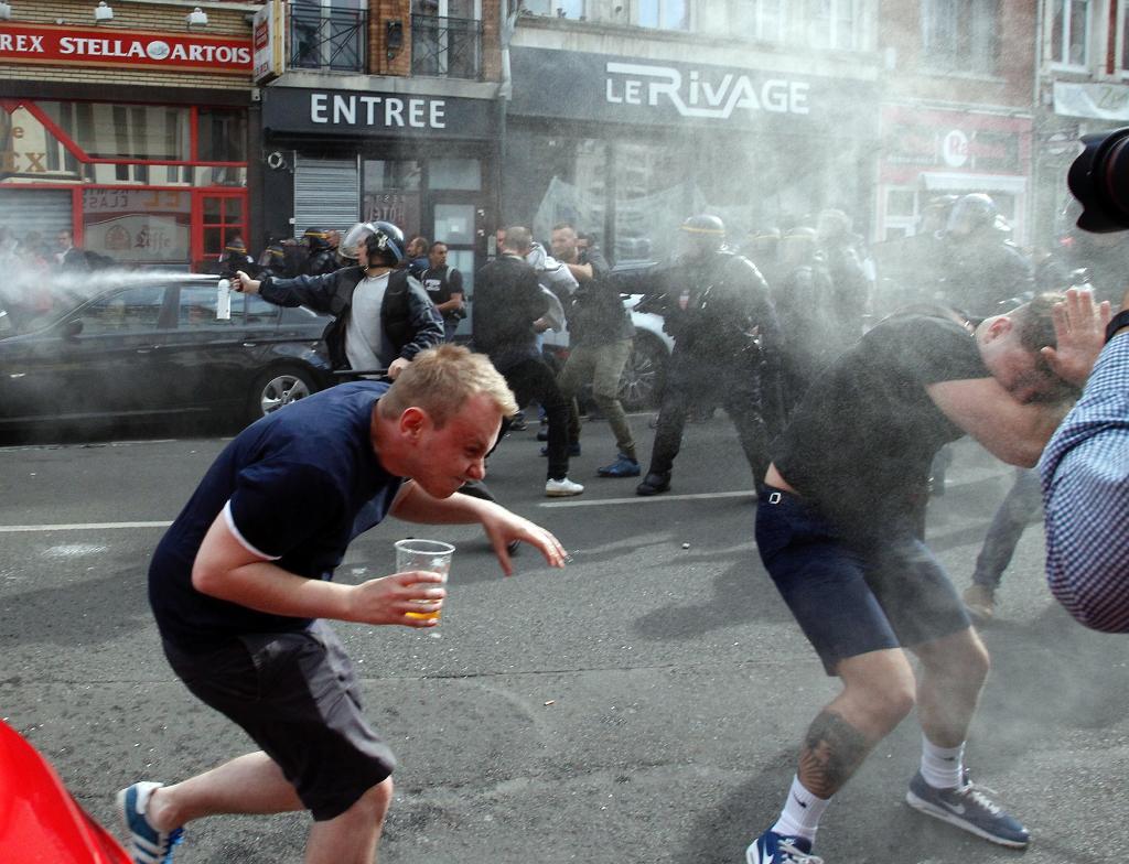 Engelska fans blir sprejade med pepparsprej av fransk polis. (Foto: Michel Spingler)