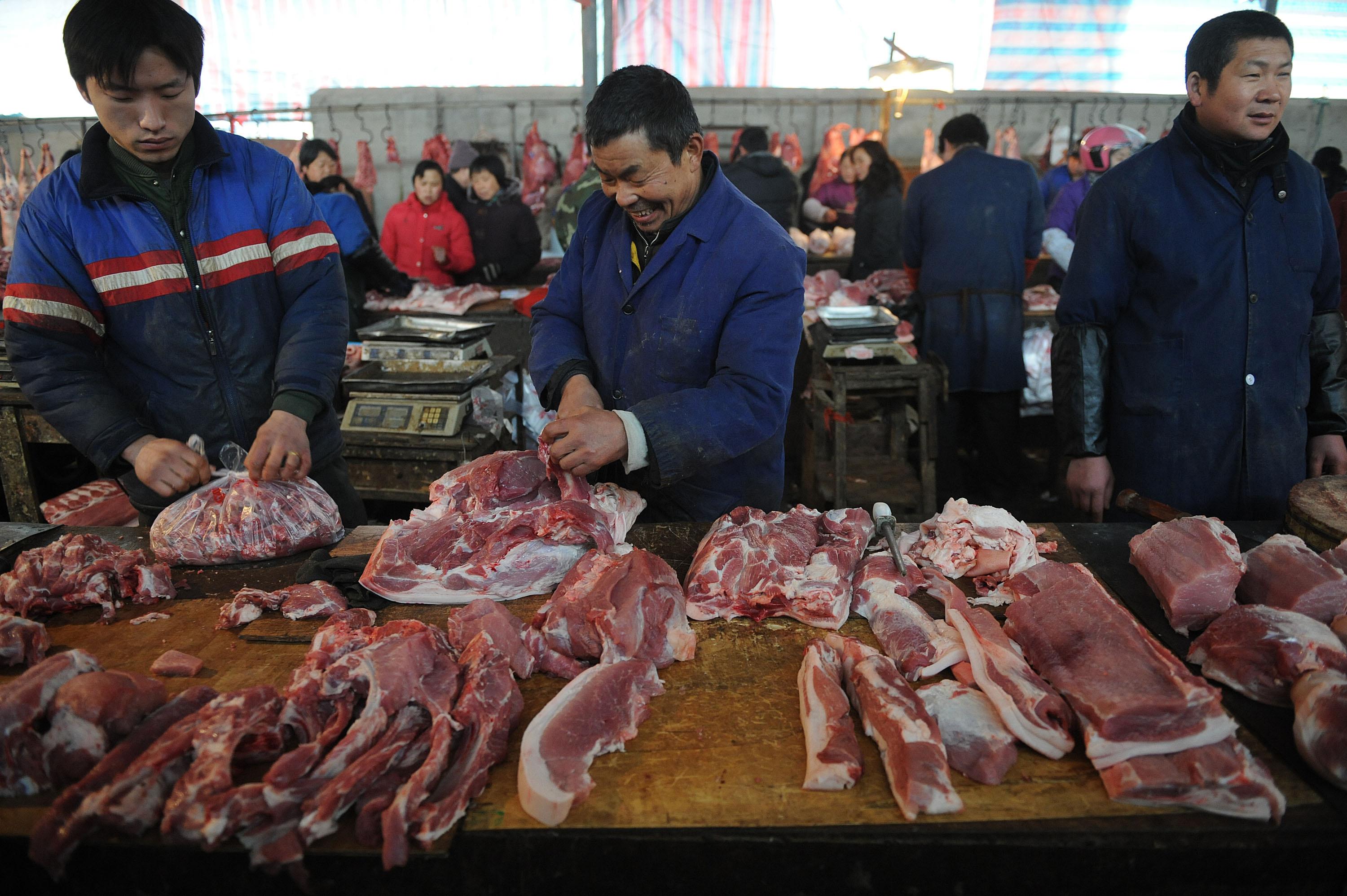 Kinesiska kötthandlare i Hefei, Anhuiprovinsen. (Foto: STR/AFP/Getty Images)