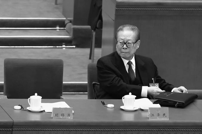 Kinas förre ledare Jiang Zemin under partikongressen i Peking 2012. Efter flera uppgifter om att hans söner sitter i husarrest kommer nu uppgifter om att Jiang själv helt nyligen har gripits och överlämnats till militär i Peking.  (Lintao Zhang/Getty Images)