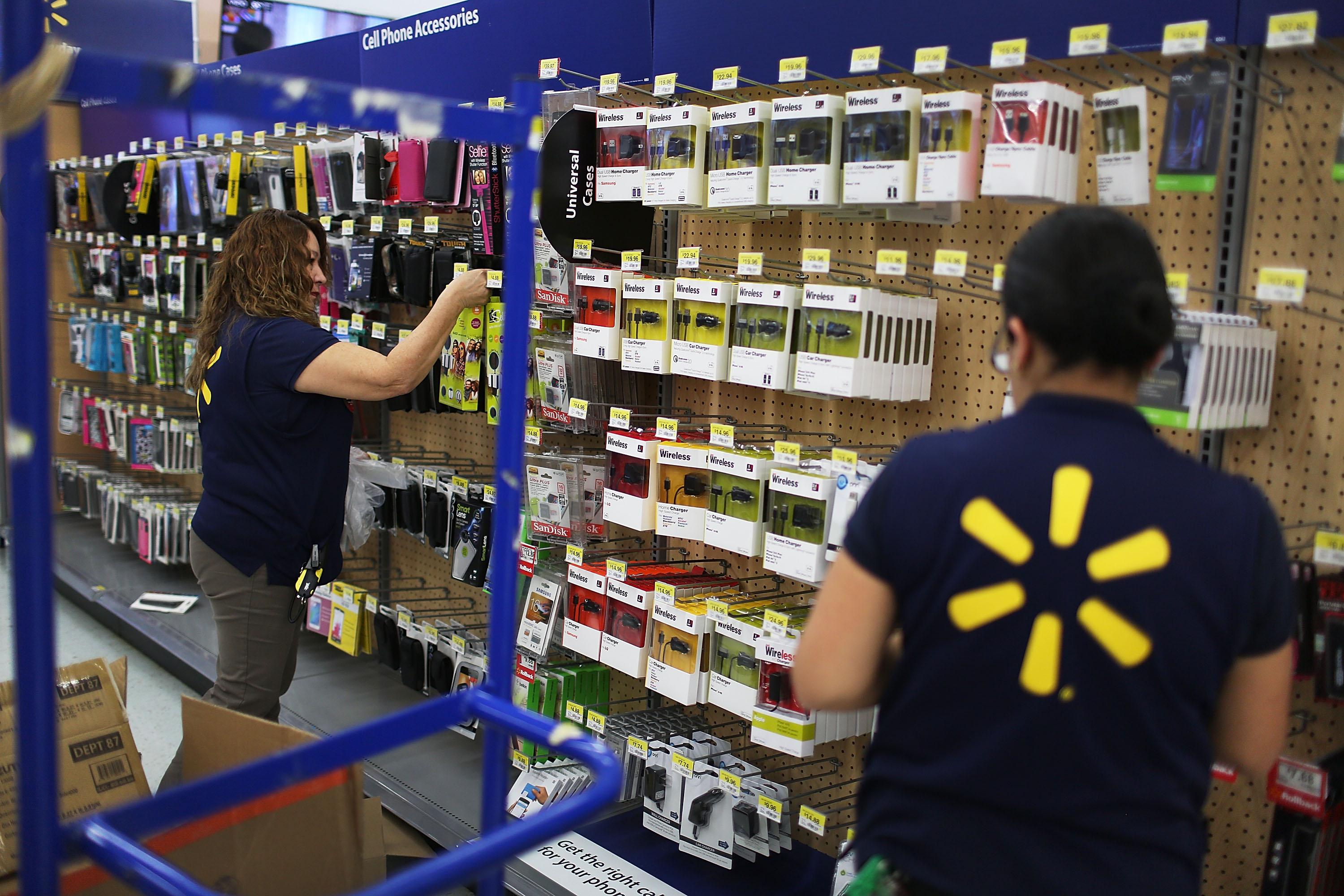 Walmartanställda fyller på varor i en butik i Miami i USA. Den amerikanska butikskedjan ingår nu allians med kinesiska JD.com. (Foto: Joe Raedle/Getty Images)
