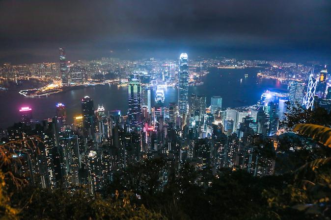 Fejkade fakturor för kinesisk import från Hongkong är ett av många sätt att föra ut pengar ur Kina. Bilden visar Hongkongs skog av skyskrapor. (Foto: Benjamin Chasteen/Epoch Times)