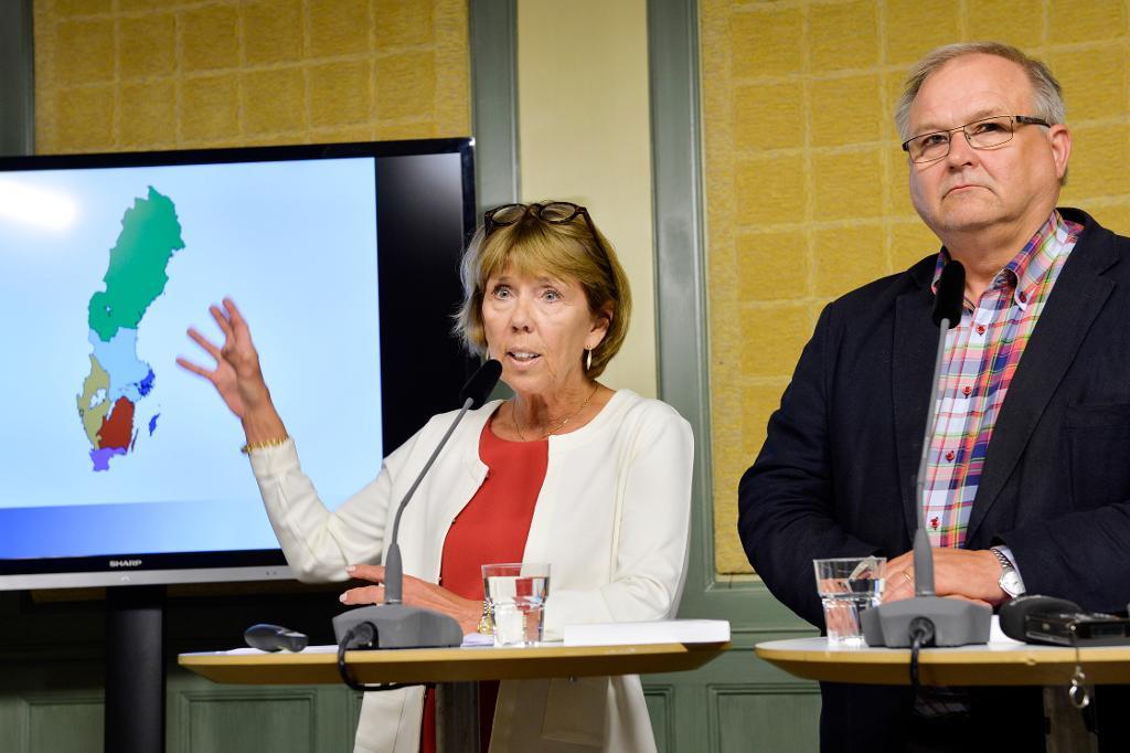 Indelningskommitténs ordförande Barbro Holmberg (S) och vice ordförande Kent Johansson (C) presenterar ett förslag som innebär tre nya storregioner redan 2019. (Foto: Anders Wiklund/TT)
