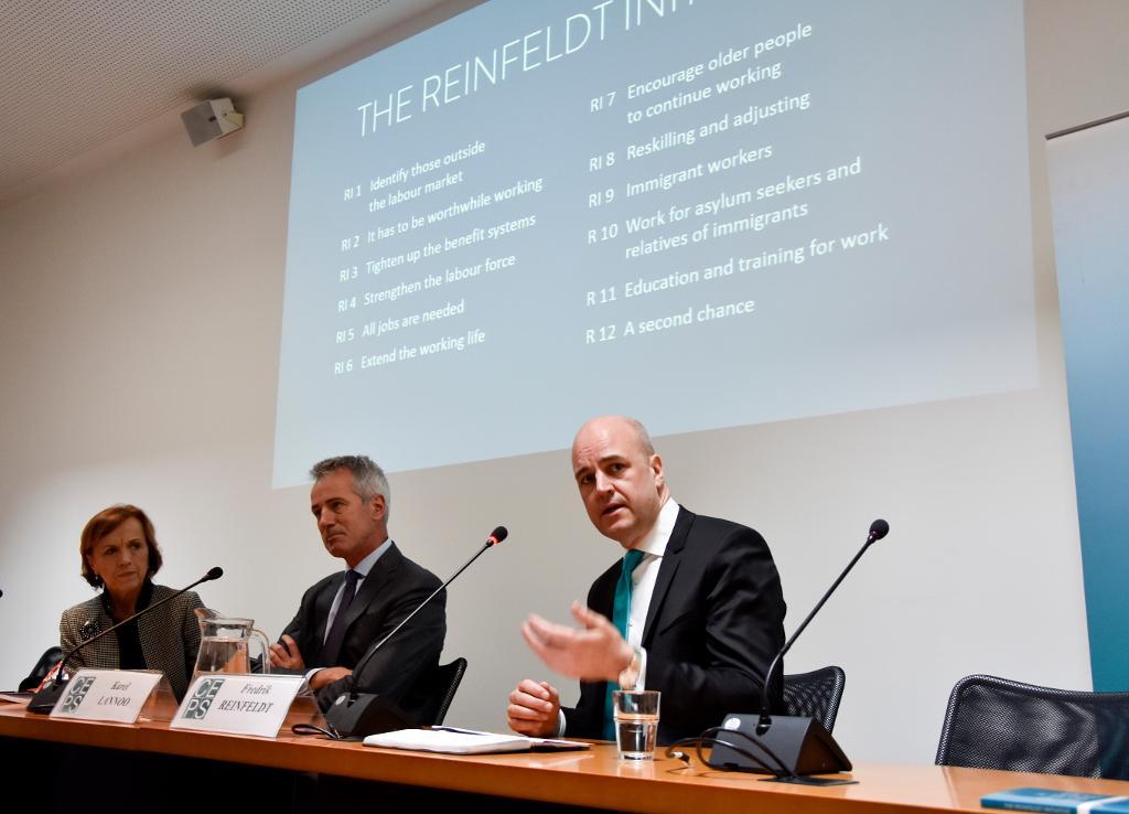 Förre statsministern Fredrik Reinfeldt manar europeiska politiker att tänka nytt på arbetsmarknaden när han lanserar sitt "Reinfeldt-initiativ" på en presskonferens i Bryssel. Fast någon politisk comeback är det inte. (Foto: Wiktor Nummelin/TT)