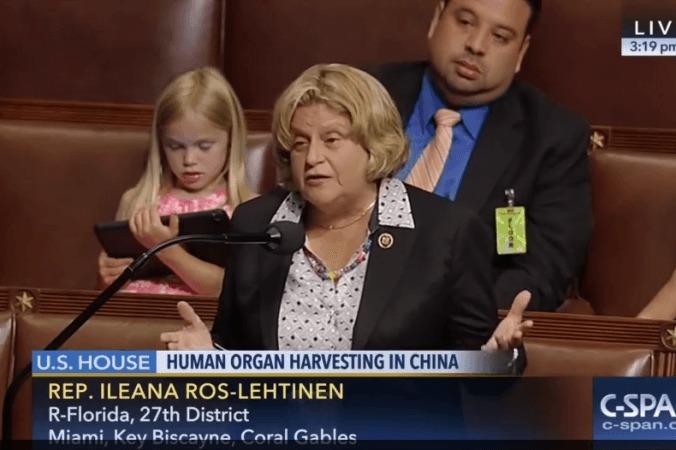 Ledamoten Ileana Ros-Lehtinen talar om organstölder i Kina i det amerikanska representanthuset, 13 juni 2016. Representanthuset har antagit en resolution som fördömer organstölderna i Kina och kräver att de upphör och utreds. (Skärmdump från C-SPAN)
