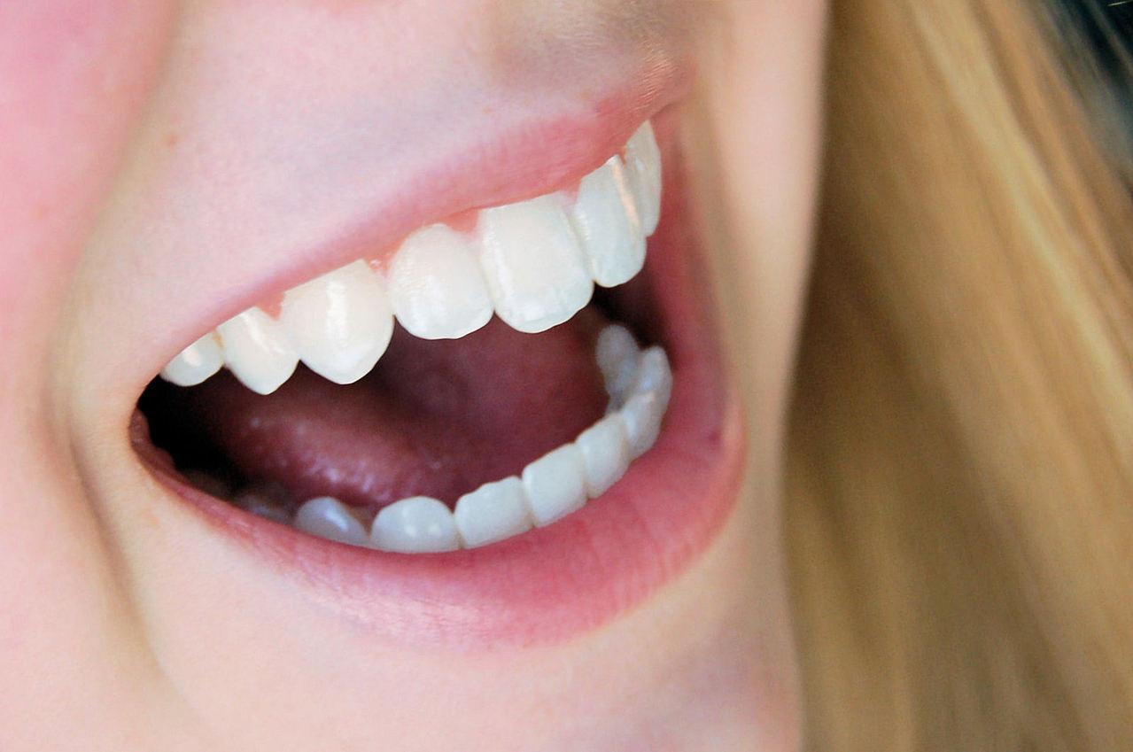 Blek dina tänder naturligt (Foto: Freepik)