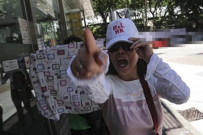 Aggressiva demonstranter från den kommunistiska frontgruppen Hong Kong Youth Care Association demonstrerar mot NTD:s danstävling utanför Mcpherson Stadium i Hongkong. Nu har tävlingen tvingats flytta, sedan ledningen för stadion vikit sig för trycket.  (Foto: Yu Gang/Epoch Times)
