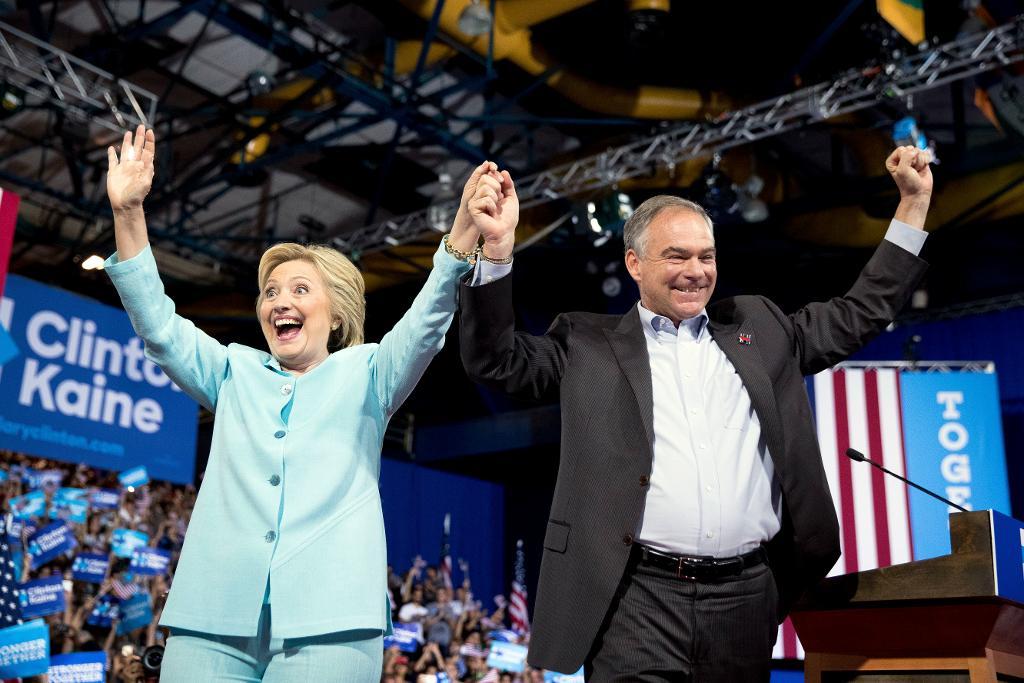 Demokraternas blivande presidentkandidat Hillary Clinton tillsammans med sin parhäst, senatorn Tim Kaine, vid ett valmöte i Florida i lördags. (Foto: Andrew Harnik/AP/TT)
