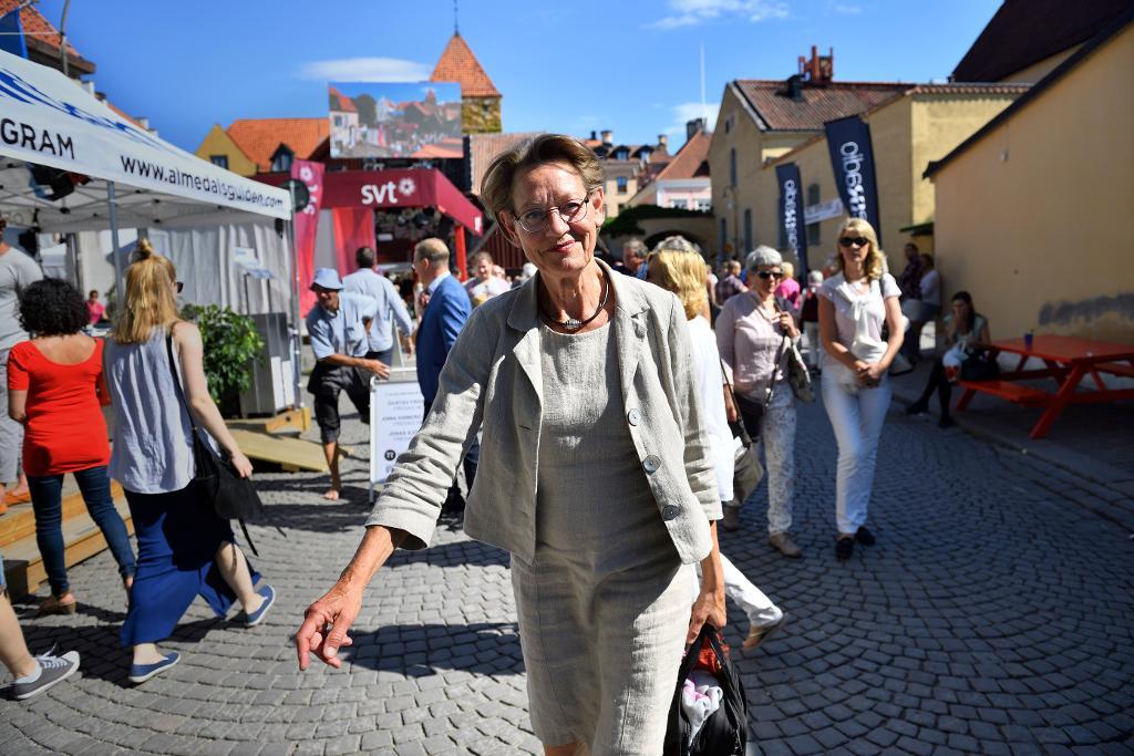 Feministiskt initiativs ledare Gudrun Schyman på väg genom vimlet under Almedalsveckan i Visby. (Foto:Henrik Montgomery/TT )