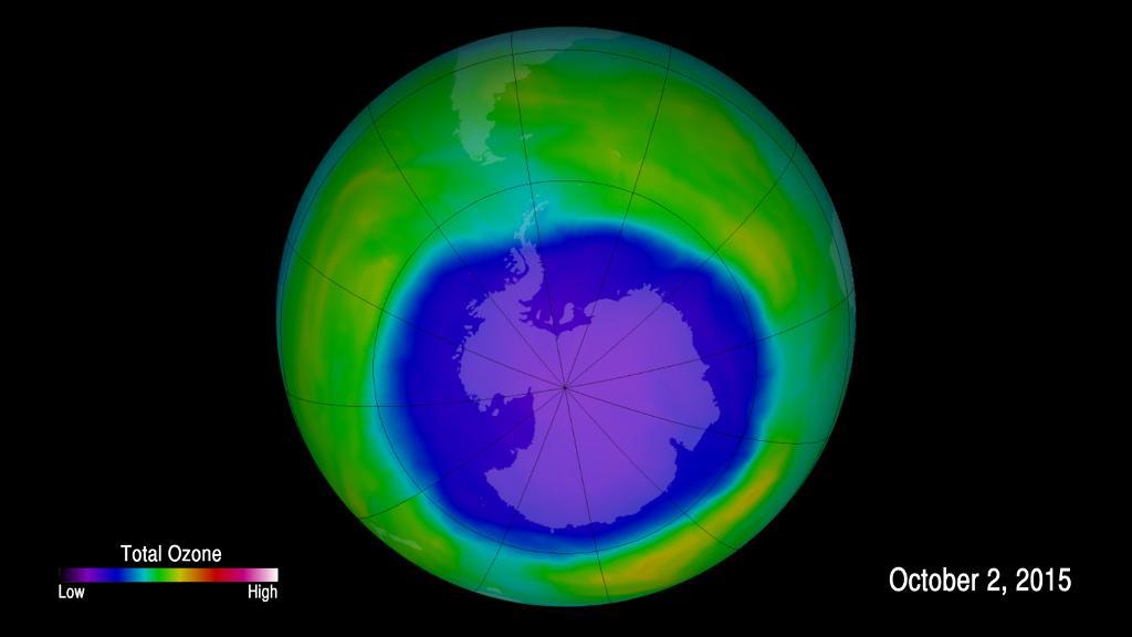 Ozonhålet över Antarktis upptäcktes 1985 och sedan dess har forskarna följt hålets utveckling. Här syns hålet på en bild från förra året. (Foto: AP/TT)