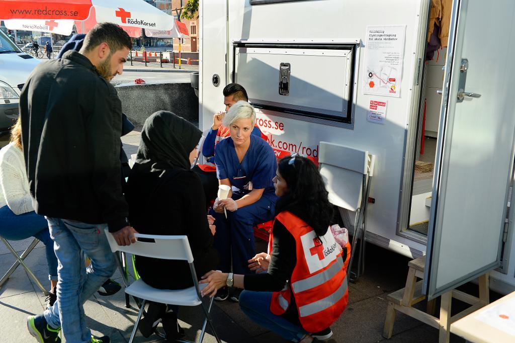 Röda korsets personal i arbete med att hjälpa flyktingar som kom till Malmö Central under hösten. (Foto: Anders Wiklund /TT-arkivbild)