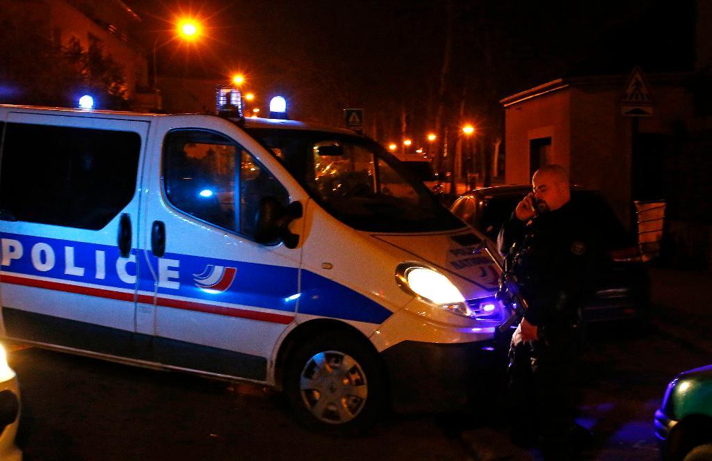 Franska polisen söker igenom ett bostadsområde nordväst om Paris. (Foto: Francois Mori /AP/TT-arkivbild)