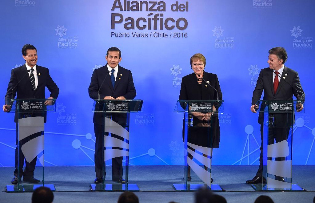 Presidenterna Enrique Pena Nieto, Mexiko, Ollanta Humala, Peru, Michelle Bachelet, Chile, och Juan Manuel Santos, Colombia, framträder vid en presskonferens under Stillahavsalliansens möte i Chile. (Foto: Ximena Navarro /AP/TT)